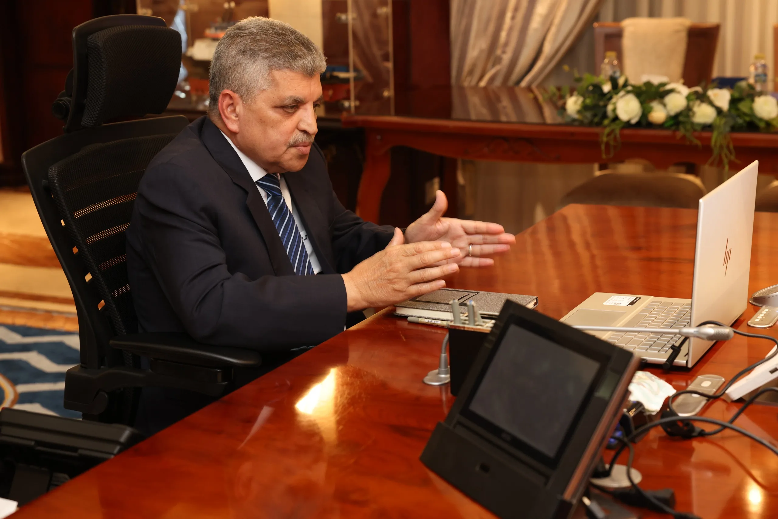 قناة السويس تبحث عودة عبور السفن بعد تحسن الأوضاع الأمنية بالبحر الأحمر قناة السويس تبحث عودة عبور السفن بعد تحسن الأوضاع الأمنية بالبحر الأحمر