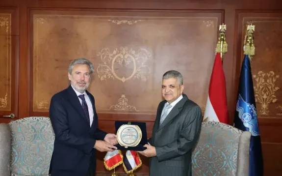 قناة السويس تقلل رسوم عبور السفن الحاملة للحاويات التي تزيد وزنها عن 130 ألف طن بنسبة 15% قناة السويس تقلل رسوم عبور السفن الحاملة للحاويات التي تزيد وزنها عن 130 ألف طن بنسبة 15%