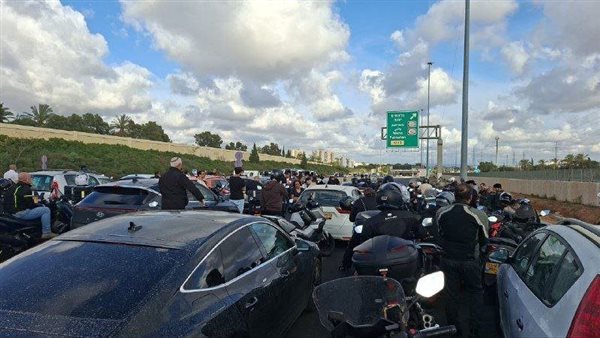 قنبلة مغلّفة بعلم إسرائيل.. تفاصيل العثور على جسم مشبوه في تل أبيب (فيديو) قنبلة مغلّفة بعلم إسرائيل.. تفاصيل العثور على جسم مشبوه في تل أبيب (فيديو)