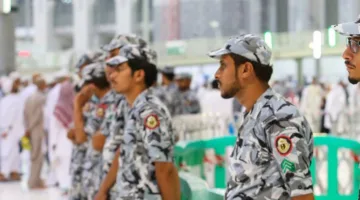 قوات أمن الحج تعتقل 3 مواطنين بتهمة نقل 5 وافدين مخالفين لقوانين الحج.