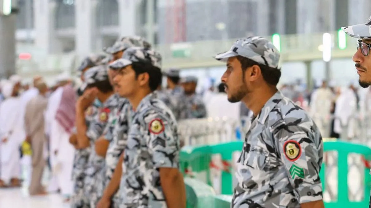قوات أمن الحج تعتقل 3 مواطنين بتهمة نقل 5 وافدين مخالفين لقوانين الحج. قوات أمن الحج تعتقل 3 مواطنين بتهمة نقل 5 وافدين مخالفين لقوانين الحج.