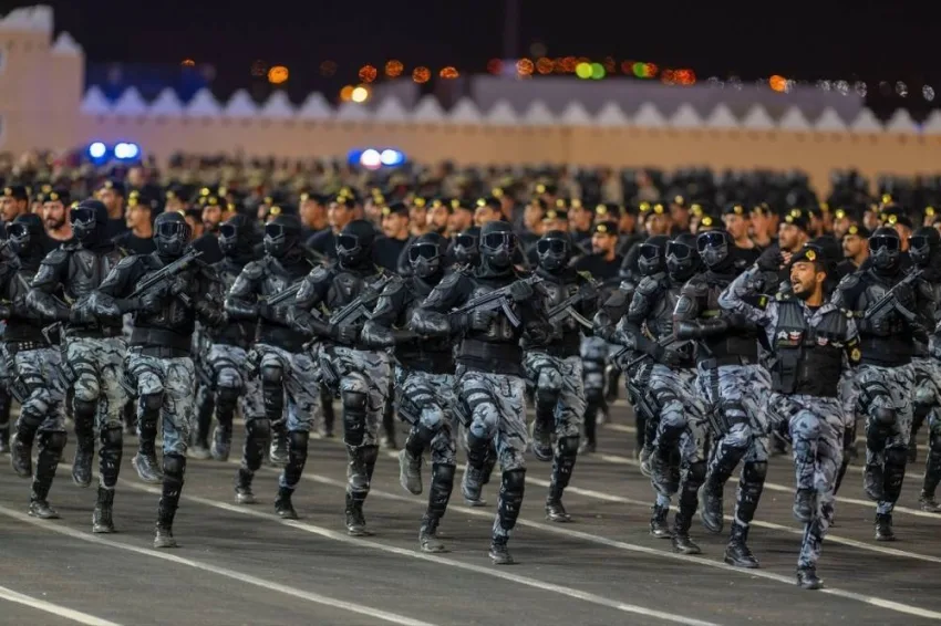 قوات أمن الحج تقبض على مواطن قام بنقل 15 وافدًا مخالفًا لأنظمة الحج وتعليماته قوات أمن الحج تقبض على مواطن قام بنقل 15 وافدًا مخالفًا لأنظمة الحج وتعليماته