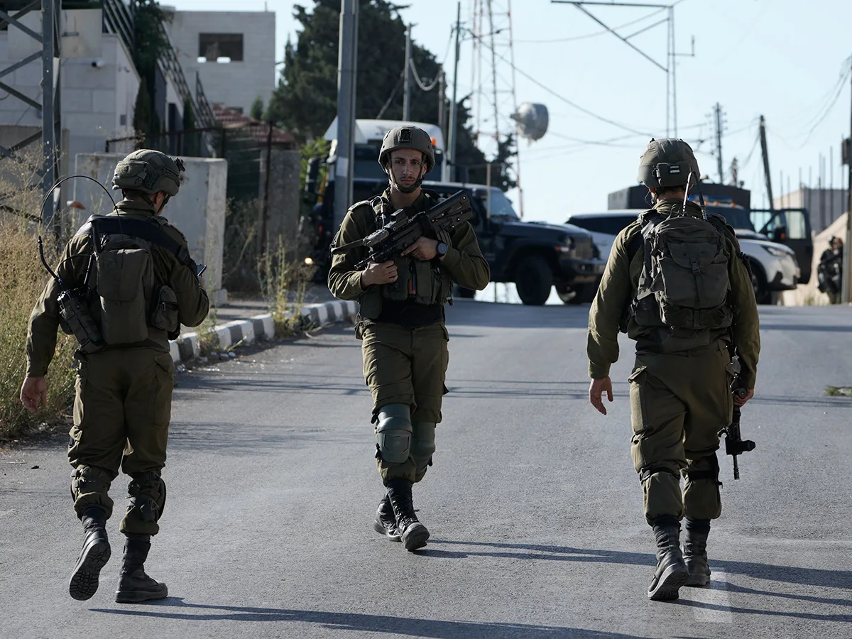 قوات الاحتلال الإسرائيلي تعتقل 8 فلسطينيين بينهم أسيران محرران من الضفة الغربية قوات الاحتلال الإسرائيلي تعتقل 8 فلسطينيين بينهم أسيران محرران من الضفة الغربية