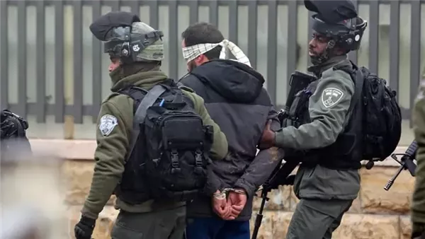 قوات الاحتلال تعتقل شاباً في القدس قوات الاحتلال تعتقل شاباً في القدس