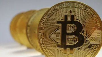 قيمةُ عملة “بتكوين” تتجاوز 100 ألف دولار لأول مرة منذ فبراير الماضي