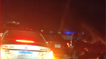 “كارثة على الصحراوي”.. وفاة سائق واحتراق سيارة نقل يشلان الطريق لأكثر من ساعة