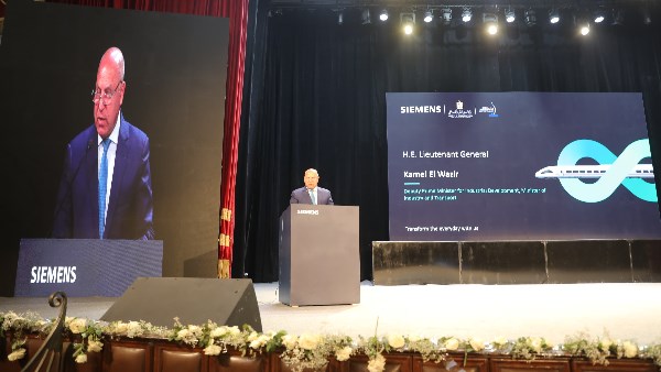 كامل الوزير: نعمل على نقل التكنولوجيا وبناء كوادر محلية بالشراكة مع سيمنز العالمية كامل الوزير: نعمل على نقل التكنولوجيا وبناء كوادر محلية بالشراكة مع سيمنز العالمية