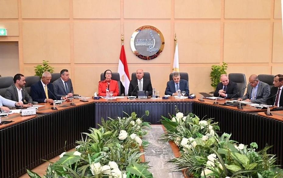 كامل الوزير: وزارة النقل تسعى لتحويل جميع الموانئ المصرية إلى موانئ “صديقة للبيئة” كأحد أولوياتها كامل الوزير: وزارة النقل تسعى لتحويل جميع الموانئ المصرية إلى موانئ “صديقة للبيئة” كأحد أولوياتها