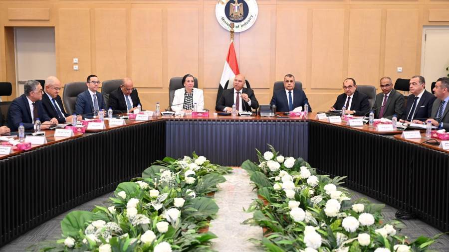 كامل الوزير يترأس الاجتماع الثالث والعشرون للجنة الوزارية المعنية بالتنمية الصناعية كامل الوزير يترأس الاجتماع الثالث والعشرون للجنة الوزارية المعنية بالتنمية الصناعية