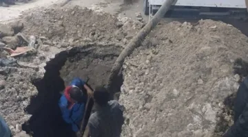 كسر ماسورة مياه في منطقة العطارين بالإسكندرية.. والحي يتدخل لسرعة إصلاحها