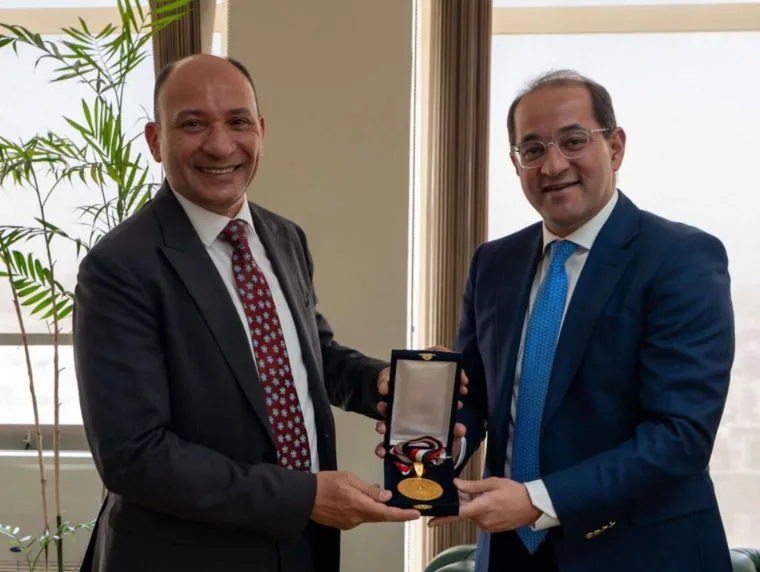 وزير المالية يكرم نائب رئيس مصلحة الضرائب بمناسبة تقاعده وزير المالية يكرم نائب رئيس مصلحة الضرائب بمناسبة تقاعده