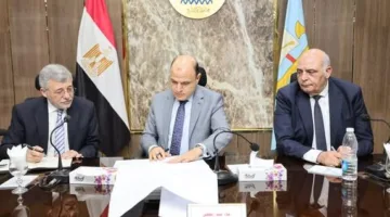 محافظ كفر الشيخ ورئيس هيئة الأوقاف يتناولان سبل الاستثمار الفعال للأراضي وتنفيذ مشروعات تخدم المجتمع.