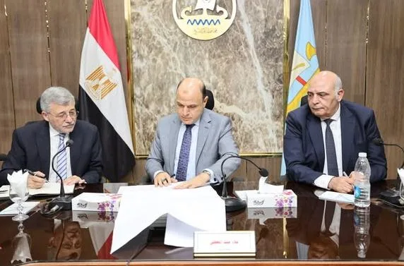 محافظ كفر الشيخ ورئيس هيئة الأوقاف يتناولان سبل الاستثمار الفعال للأراضي وتنفيذ مشروعات تخدم المجتمع. محافظ كفر الشيخ ورئيس هيئة الأوقاف يتناولان سبل الاستثمار الفعال للأراضي وتنفيذ مشروعات تخدم المجتمع.