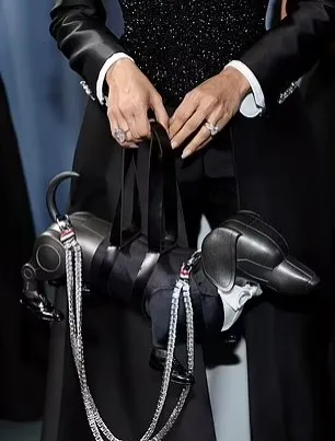 كلب مونا باتيل الآلي يخطف الأنظار بحفل ميت جالا Met Gala 2025.. ما القصة؟ كلب مونا باتيل الآلي يخطف الأنظار بحفل ميت جالا Met Gala 2025.. ما القصة؟