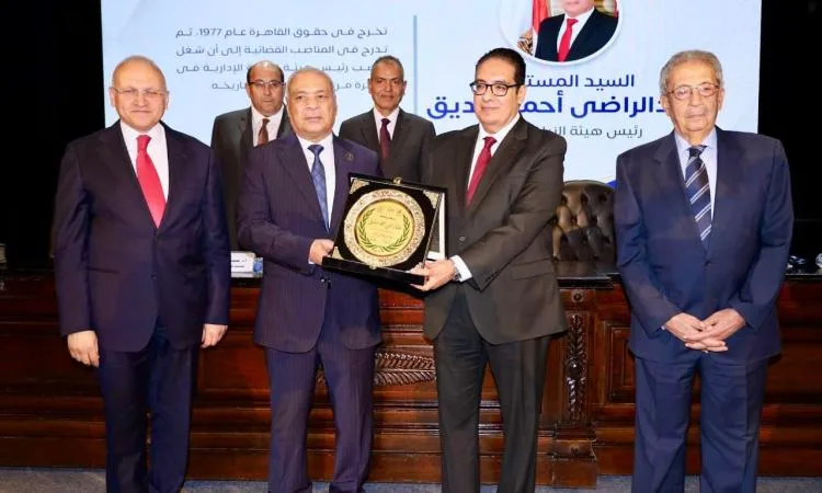 كلية حقوق جامعة القاهرة تكرم المستشار عبد الراضي رئيس هيئة النيابة الإدارية كلية حقوق جامعة القاهرة تكرم المستشار عبد الراضي رئيس هيئة النيابة الإدارية