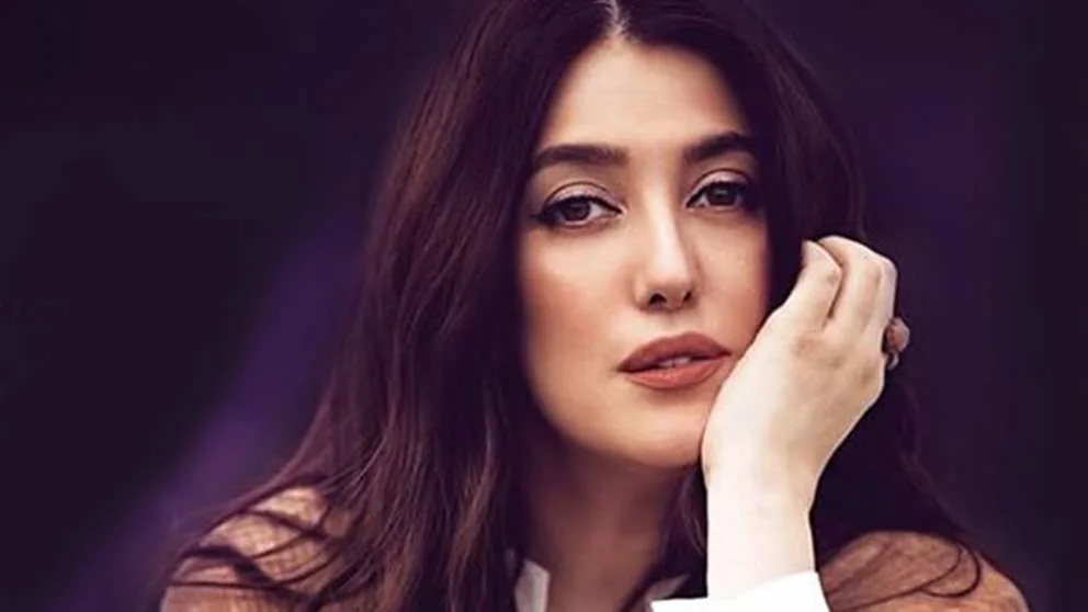 كندة علوش تكشف لأول مرة سبب ارتداء رباطا ضاغطا في يدها كندة علوش تكشف لأول مرة سبب ارتداء رباطا ضاغطا في يدها