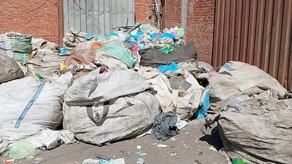كواليس يوميات عمال النظافة بالقاهرة في مواجهة 20 ألف طن قمامة.. فيديو كواليس يوميات عمال النظافة بالقاهرة في مواجهة 20 ألف طن قمامة.. فيديو