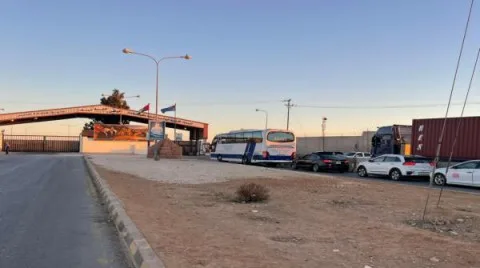 لأول مرة منذ انهيار النظام، السماح للأردنيين بالدخول إلى سوريا براً دون الحاجة لتصريح مسبق. لأول مرة منذ انهيار النظام، السماح للأردنيين بالدخول إلى سوريا براً دون الحاجة لتصريح مسبق.