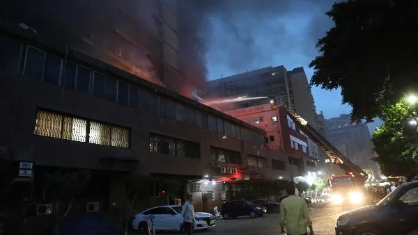 لا إصابات.. محافظ القاهرة: السيطرة على حريق بشارع راتب في الأزبكية لا إصابات.. محافظ القاهرة: السيطرة على حريق بشارع راتب في الأزبكية