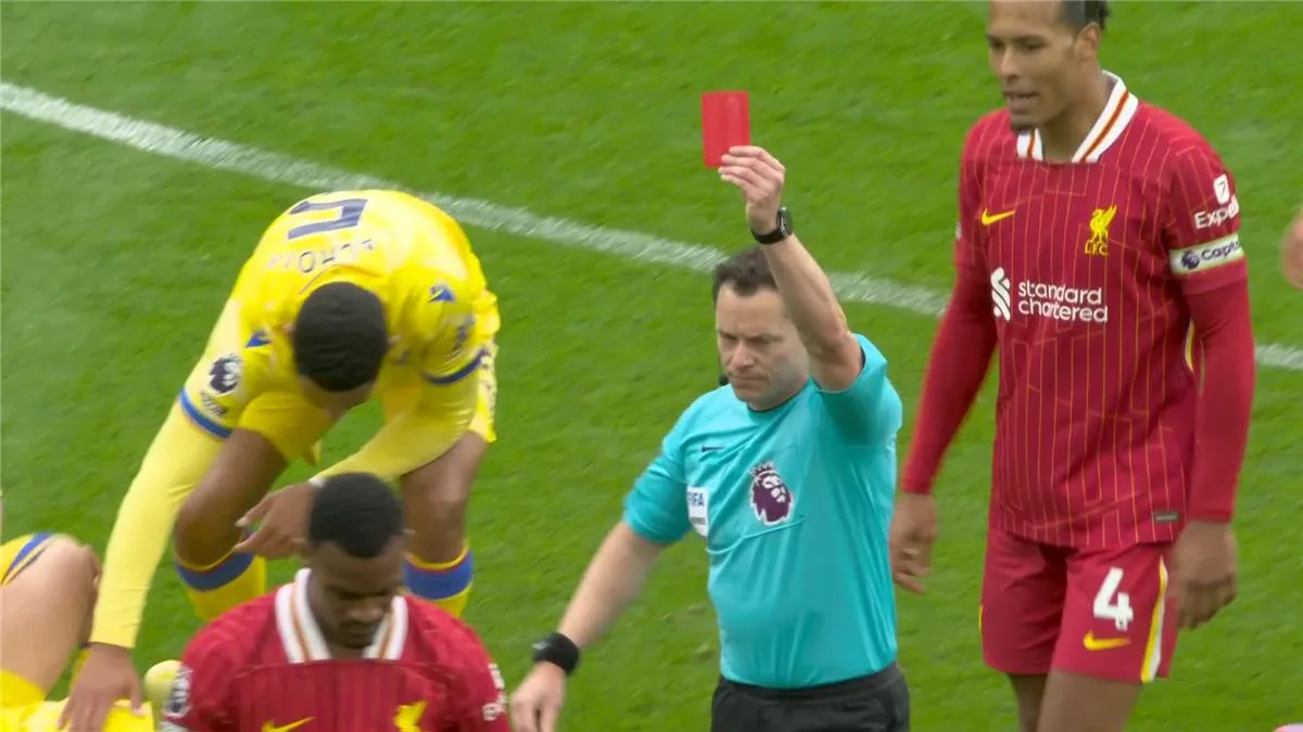 لاعب Liverpool يحصل على بطاقة حمراء في مواجهة كريستال بالاس