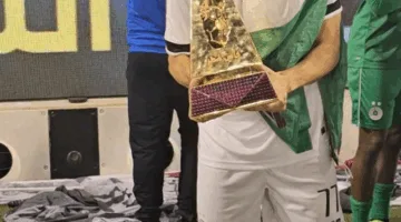 لاعب السد يحتفل بالعلم الفلسطيني بعد التتويج بكأس قطر 2025