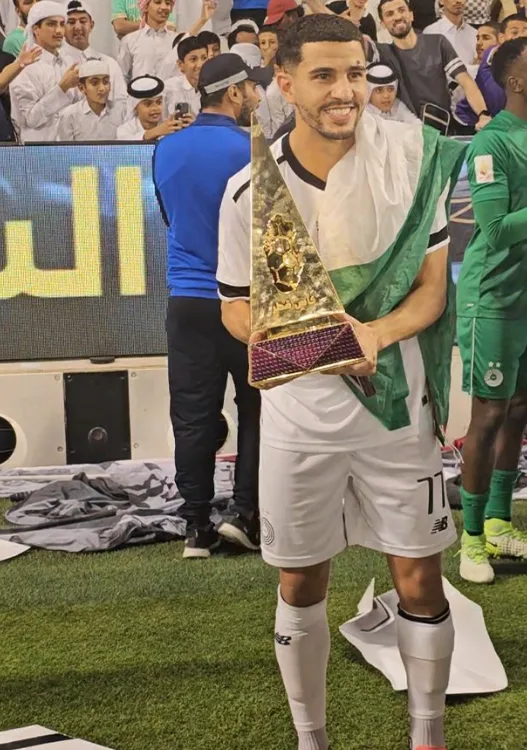 لاعب السد يحتفل بالعلم الفلسطيني بعد التتويج بكأس قطر 2025 لاعب السد يحتفل بالعلم الفلسطيني بعد التتويج بكأس قطر 2025