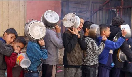 وكالة دولية: سرقة 15 شاحنة إغاثة في غزة وكالة دولية: سرقة 15 شاحنة إغاثة في غزة