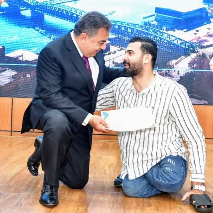 لحظة إنسانية.. محافظ الدقهلية ينحني لعامل لالتقاط صورة خلال احتفالية عيد العمال لحظة إنسانية.. محافظ الدقهلية ينحني لعامل لالتقاط صورة خلال احتفالية عيد العمال