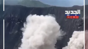 لحظة ثوران أحد البراكين في أندونيسيا (فيديو)