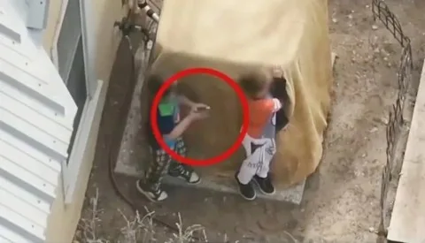 لحظة مروعة.. اشتباك مسلح بين طفلين ورجال الشرطة.. (فيديو) لحظة مروعة.. اشتباك مسلح بين طفلين ورجال الشرطة.. (فيديو)