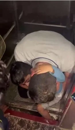 لفتة إنسانية.. الأمن يعيد مريض نفسي ضل الطريق لآسرته بمدينة نصر لفتة إنسانية.. الأمن يعيد مريض نفسي ضل الطريق لآسرته بمدينة نصر
