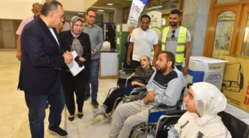 لفتة إنسانية.. محافظ أسيوط يُسلم كراسي متحركة وسماعات طبية لأطفال من ذوي الهمم