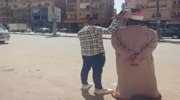 لقطة إنسانية مؤثرة تشعل مواقع التواصل: شاب يظلل والده من أشعة الشمس بالفيوم