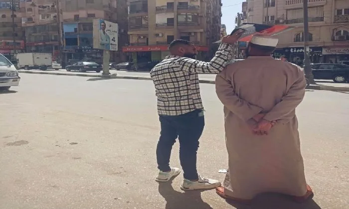 لقطة إنسانية مؤثرة تشعل مواقع التواصل: شاب يظلل والده من أشعة الشمس بالفيوم لقطة إنسانية مؤثرة تشعل مواقع التواصل: شاب يظلل والده من أشعة الشمس بالفيوم