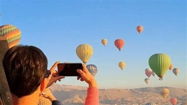 لليوم الثالث.. الرياح الشديدة توقف رحلات البالون الطائر في الأقصر لليوم الثالث.. الرياح الشديدة توقف رحلات البالون الطائر في الأقصر