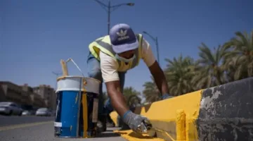 لماذا تختلف ألوان دهانات الأرصفة؟.. فني بهيئة تجميل القاهرة يوضح