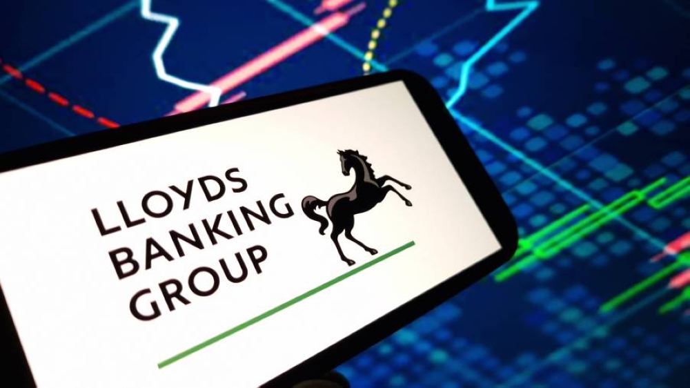 لويدز البريطانية تتلقى ضربة من الرسوم.. و أرباح الربع الأول تتراجع بنسبة 7% لويدز البريطانية تتلقى ضربة من الرسوم.. و أرباح الربع الأول تتراجع بنسبة 7%