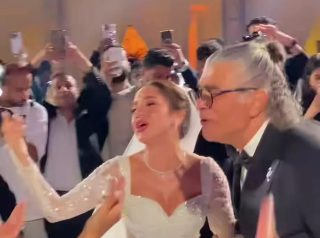 ليس والدها.. مفاجأة عن صاحب رقصة "بنت أبويا" مع رنا رئيس في حفل زفافها ليس والدها.. مفاجأة عن صاحب رقصة "بنت أبويا" مع رنا رئيس في حفل زفافها