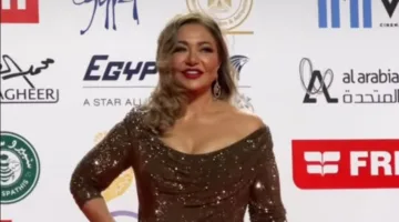 ليلى علوي تخطف الأنظار بإطلالة صيفية مبهجة