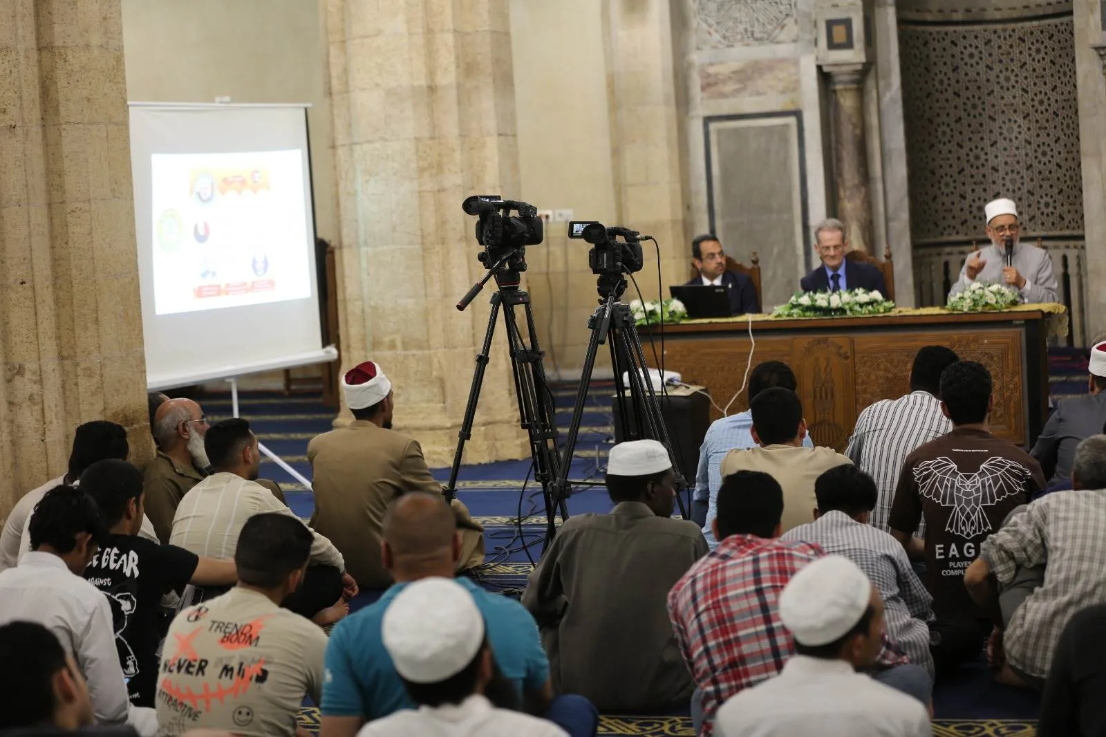 مؤتمر التفسير والإعجاز القرآني في جامع الأزهر يستعرض الإعجاز العلمي في حديث القرآن عن اللبن وفوائده. مؤتمر التفسير والإعجاز القرآني في جامع الأزهر يستعرض الإعجاز العلمي في حديث القرآن عن اللبن وفوائده.