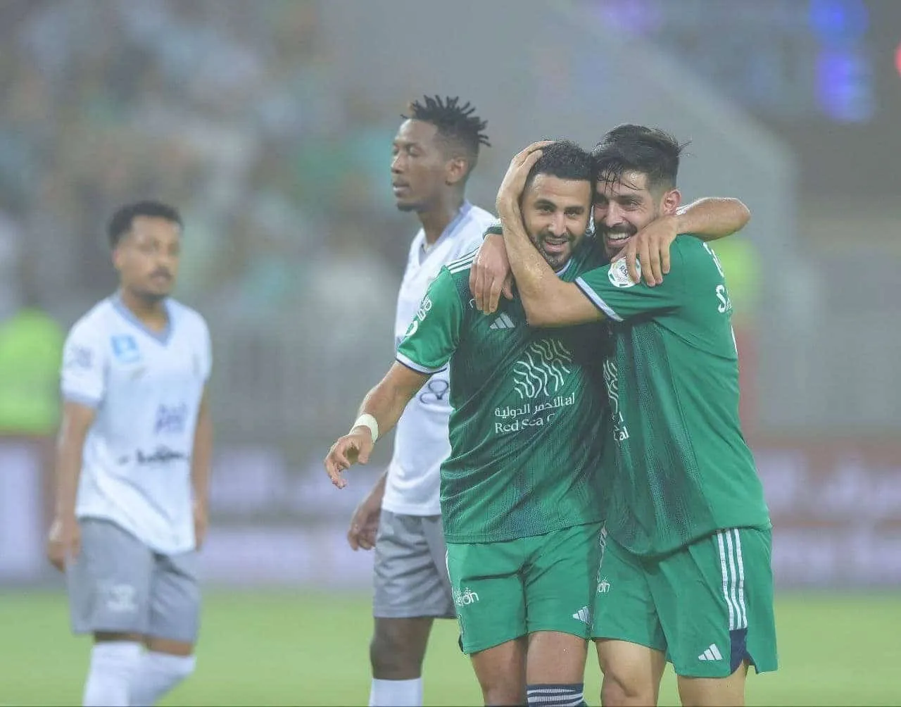 شاهد رياض محرز يغني لجماهير الأهلي (فيديو) شاهد رياض محرز يغني لجماهير الأهلي (فيديو)