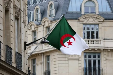 مؤسسات جزائرية تستبدل الفرنسية بالعربية والإنجليزية مؤسسات جزائرية تستبدل الفرنسية بالعربية والإنجليزية