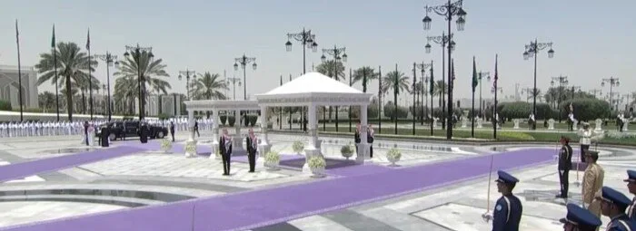 ما السبب وراء استخدام السجاد الأرجواني لاستقبال ترامب في الرياض بدلاً من الأحمر؟ ما السبب وراء استخدام السجاد الأرجواني لاستقبال ترامب في الرياض بدلاً من الأحمر؟