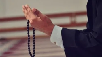 ما حكم تحديد وقت معين بين الأذان والإقامة؟