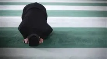 ما حكم من نسي الفاتحة أثناء الصلاة وقرأها بعد السورة؟ أمين الفتوى يجيب