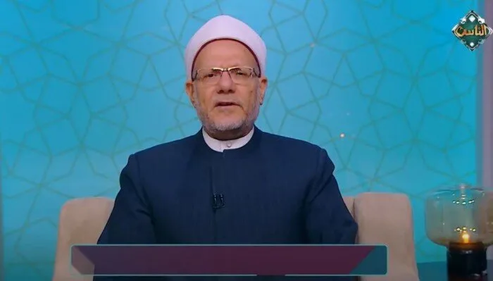 ما هو حكم استخدام الهاتف المحمول أثناء الطواف؟.. تفسير من المفتي السابق ما هو حكم استخدام الهاتف المحمول أثناء الطواف؟.. تفسير من المفتي السابق