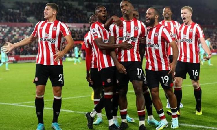 مانشستر يونايتد يسقط أمام برينتفورد3-4 بالدوري الإنجليزي