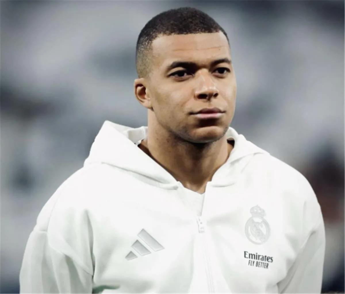 مبابي يُفوز بجائزة أفضل لاعب في ريال مدريد لموسم 2024/2025 مبابي يُفوز بجائزة أفضل لاعب في ريال مدريد لموسم 2024/2025