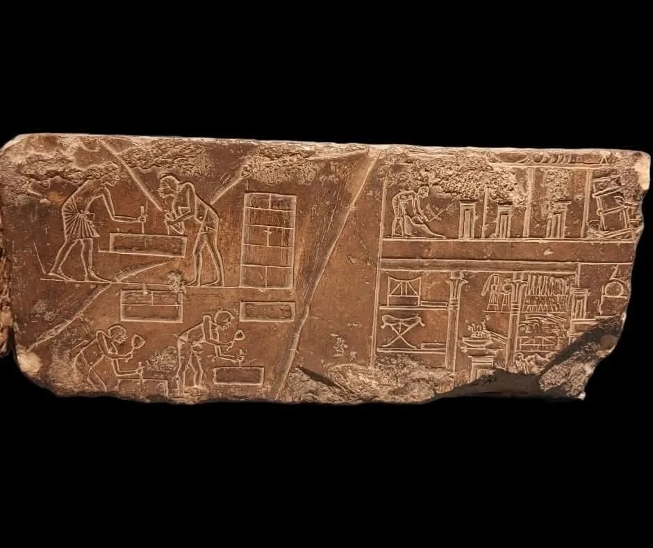 متحف آثار ملوي يعرض قطعة حجرية لعمال يقطعون الأحجار متحف آثار ملوي يعرض قطعة حجرية لعمال يقطعون الأحجار