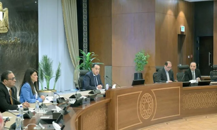 مجلس الوزراء يعقد اجتماعه الأسبوعي لبحث عدد من الموضوعات الهامة مجلس الوزراء يعقد اجتماعه الأسبوعي لبحث عدد من الموضوعات الهامة